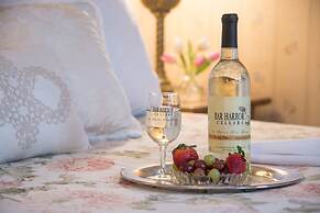 Mira Monte Inn & Suites