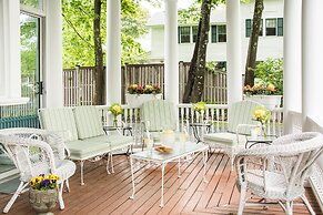 Mira Monte Inn & Suites