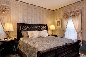 Mira Monte Inn & Suites