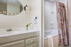 Mira Monte Inn & Suites