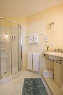 Mira Monte Inn & Suites