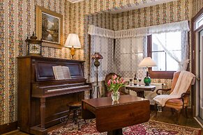 Mira Monte Inn & Suites