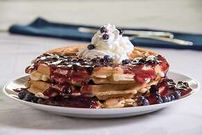 Mira Monte Inn & Suites