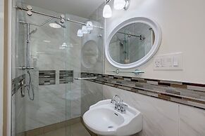 Mira Monte Inn & Suites