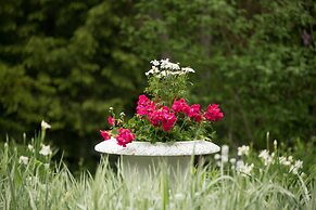 Mira Monte Inn & Suites