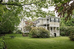 Mira Monte Inn & Suites