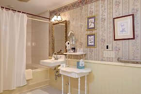 Mira Monte Inn & Suites