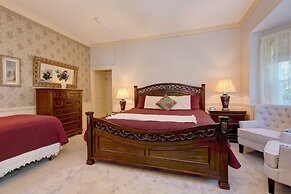 Mira Monte Inn & Suites