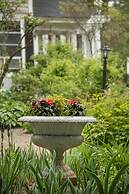 Mira Monte Inn & Suites