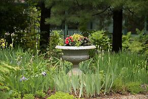 Mira Monte Inn & Suites