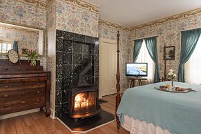 Mira Monte Inn & Suites