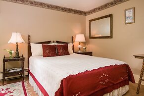 Mira Monte Inn & Suites