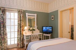 Mira Monte Inn & Suites