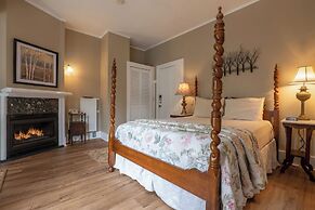 Mira Monte Inn & Suites