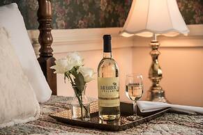 Mira Monte Inn & Suites