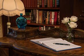 Mira Monte Inn & Suites