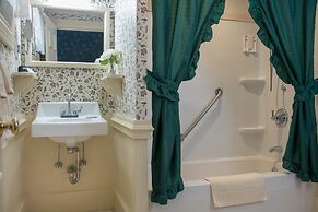 Mira Monte Inn & Suites