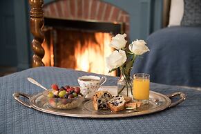 Mira Monte Inn & Suites