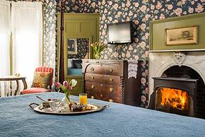 Mira Monte Inn & Suites