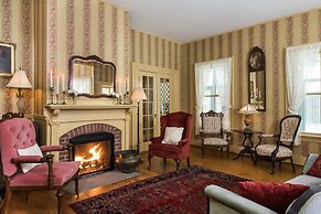 Mira Monte Inn & Suites