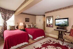 Mira Monte Inn & Suites