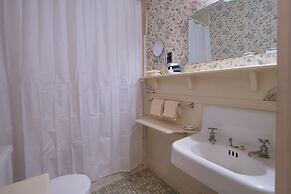 Mira Monte Inn & Suites