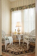 Mira Monte Inn & Suites