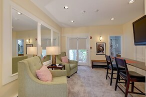 Mira Monte Inn & Suites