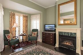 Mira Monte Inn & Suites