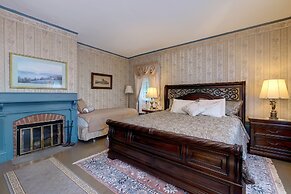 Mira Monte Inn & Suites