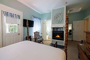 Mira Monte Inn & Suites