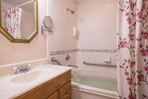 Mira Monte Inn & Suites