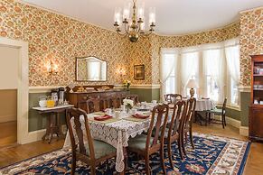 Mira Monte Inn & Suites