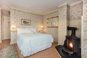 Mira Monte Inn & Suites