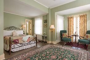 Mira Monte Inn & Suites