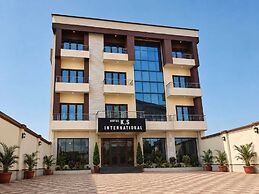 Hotel KS International (50 meters from Railway Station)