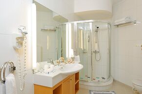 Anissa Beach & Village