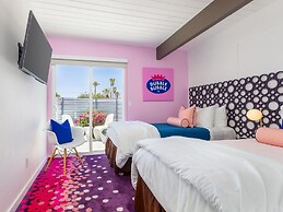 Bubble Gum Modern Holiday home 3