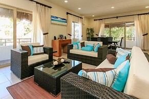 Condo Complex with an Alluring Pool & Tropical Vibes by Stella Rentals