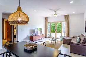 Condo Complex with an Alluring Pool & Tropical Vibes by Stella Rentals