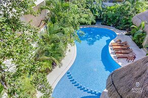 Condo Complex with an Alluring Pool & Tropical Vibes by Stella Rentals