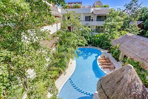 Condo Complex with an Alluring Pool & Tropical Vibes by Stella Rentals