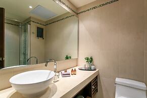 Condo Complex with an Alluring Pool & Tropical Vibes by Stella Rentals