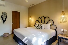 Condo Complex with an Alluring Pool & Tropical Vibes by Stella Rentals