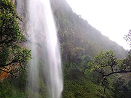 Maverick Camp Rondavels and Homestay