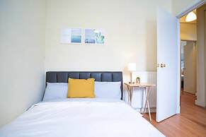 Modern Flat in Rosemount City Centre