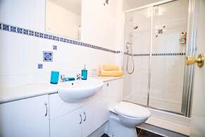 Modern Flat in Rosemount City Centre