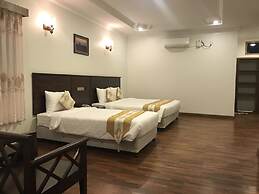 Famous Hotel Bagan 2