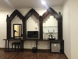 Famous Hotel Bagan 2