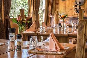 Rhino Watch safari Lodge